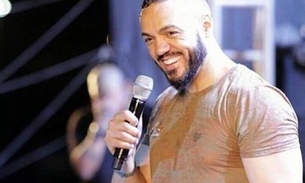 Belo faz live e emociona fãs ao cantar sucessos da carreira