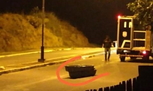 Homem morre em acidente de moto e corpo cai de carro do IML após remoção