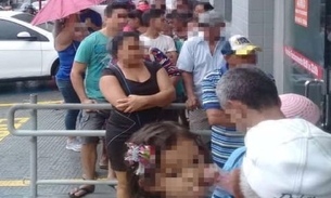 População se aglomera em filas para sacar auxílio emergencial em Manaus