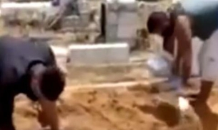 Vídeo: Após procurar corpo em frigorífico, família enterra idoso por falta de coveiro em Manaus