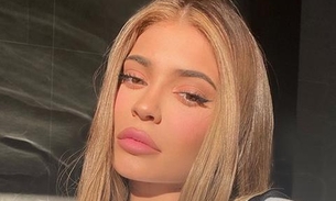 Kylie Jenner ostenta bumbum e seios GG em piscina de mansão