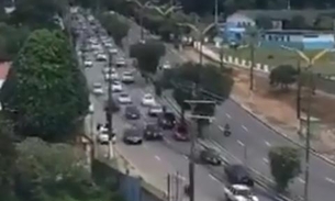 Ignorando isolamento, manifestantes fazem carreata e buzinaço em ato pró-Bolsonaro em Manaus 