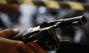 Cliente e criminosos trocam tiros durante assalto a lanchonete em Manaus