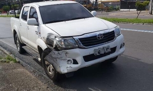Viatura da PM e picape se chocam no meio de avenida em Manaus