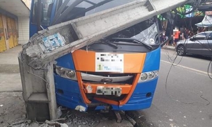 Em acidente grave, micro-ônibus racha poste ao meio em avenida de Manaus