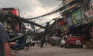 Acidente: Motorista fica ferido após postes desabarem sobre micro-ônibus em Manaus