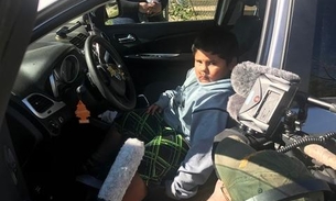 Menino de 5 anos é parado pela polícia ao dirigir carro dos pais em estrada americana