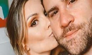 Marcelo Zangrandi posa pelado sob cuidados da esposa Flávia Viana