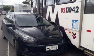 Em Manaus, acidente entre carro e ônibus causa transtorno em avenida