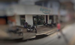 Usando capacetes para esconder rostos, dupla invade e rouba drogaria em Manaus