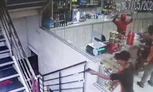 Disfarçados de clientes, casal faz a limpa em loja de conveniência em Manaus 