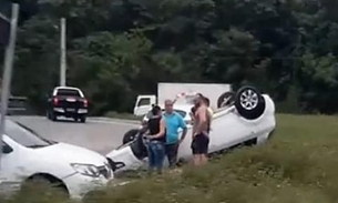 Após colisão, carro capota em avenida de Manaus 