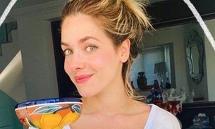 Monique Alfradique posa de biquíni e exibe barriga sarada 