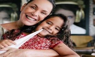No dia das mães, atriz Carolina Ferraz fala sobre acidente doméstico com a filha: 'vidro por todo corpo'