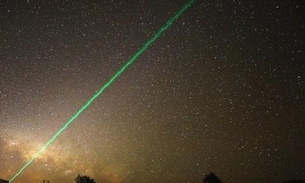 Pontos luminosos no céu causam pânico e internautas apontam OVNIs