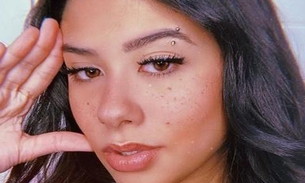 Cinthia Cruz enlouquece seguidores ao posar de fio-dental com bumbum empinado na mesa