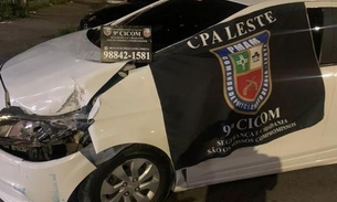Motorista de app joga carro contra muro de delegacia para escapar de assalto em Manaus