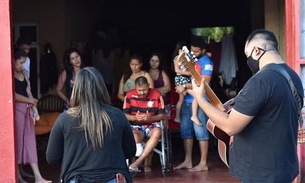 Igreja realiza oração em frente de residências em Manaus