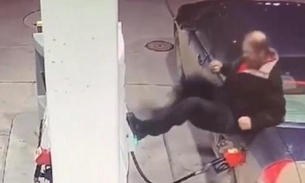 Vídeo mostra homem tendo ataque de fúria em posto de combustível 