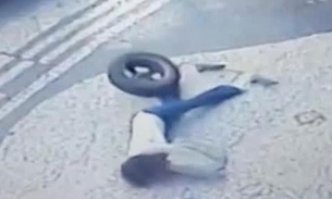 Vídeo mostra mulher sendo atingida por pneu que soltou de carro em movimento 
