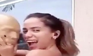 Anitta se 'esfrega' e pulsa bumbum em boneco usando fio-dental