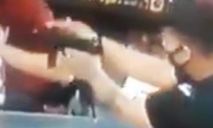 De máscara, dupla armada toca terror em mercadinho de Manaus; Veja vídeo 