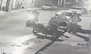 Entregador de lanches é assaltado por dupla em frente a igreja em Manaus