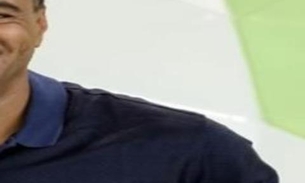 Ao vivo, Denílson tira a roupa após cumprir aposta no 'Jogo Aberto'