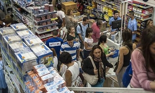 Brasileiros viajam mais de 70 km para comprar roupas e eletrônicos