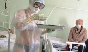Enfermeira é suspensa por usar roupa íntima sob EPI transparente