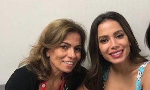 Mãe de Anitta aparece em apartamento novo após polêmica: ‘estou morando aqui’