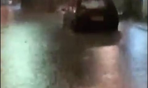 Chuva torrencial causa alagações e deslizamentos em Manaus