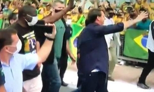 Após sobrevoar manifestação, Bolsonaro tira a máscara e se aproxima de multidão em Brasília