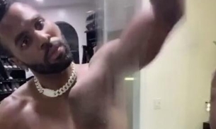 Jason Derulo deixa 'volumão' à mostra em fantasia de Homem-Aranha e viraliza na internet