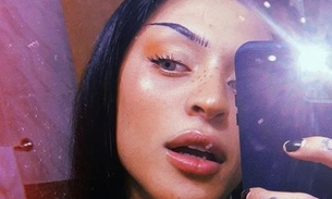 Pabllo Vittar exibe bumbum empinado em micro calcinha fio-dental: 'molhada'