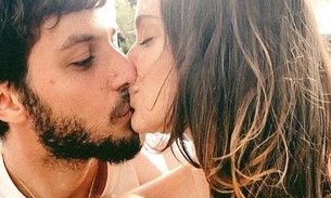 Laura Neiva beija Chay Suede e comemora 5 meses da filha