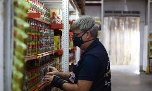 Mais de 100 quilos de alimentos vencidos são apreendidos em supermercado de Manaus 