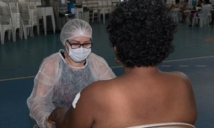 Idosa é resgatada de local insalubre em rua em Manaus e levada ao Abrigo Emergencial