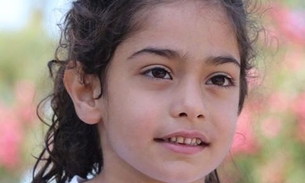 Menino choca ao exibir barriga tanquinho com apenas 6 anos 