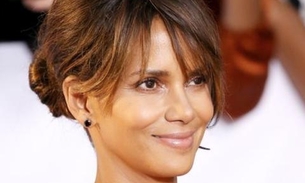 Aos 53 anos, Halle Berry impressiona ao mostrar abdômen tanquinho suado