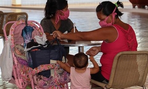 Mulheres atendidas em abrigos provisórios em Manaus recebem doação de roupas 