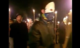 De máscaras e com tochas nas mãos, grupo liderado por Sara Winter 'ataca' ministros do STF