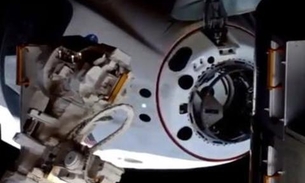 Com dois astronautas a bordo, nave da SpaceX chega à Estação Espacial Internacional