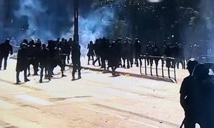 Tropa de choque atira bombas para dispersar manifestantes em ato pró-democracia em SP