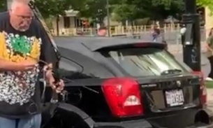 Homem tem carro incendiado após tentar atacar manifestantes nos EUA com arco e flecha 