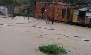 Forte chuva provoca alagamento em rua de Manaus; Veja vídeo