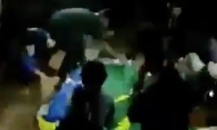 Manifestantes queimam bandeira do Brasil durante protesto; Veja vídeo