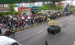Com cartazes e faixas, multidão toma conta da avenida Djalma Batista em protesto