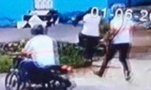 Vídeo flagra motoqueiros armados perseguindo mulher para roubar bolsa em Manaus  