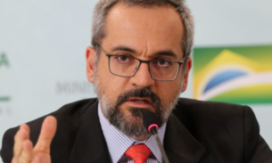 Weintraub deixa PF após depor por 30 minutos sobre suposto crime de racismo